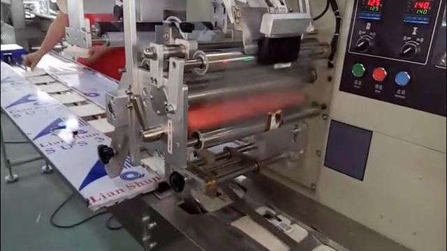 全自動貼標(biāo)機工作圖